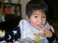 恵方巻を食べてご機嫌さん♪酢飯は不得意だったのに,鬼さんにきて欲しくない一心で食べたのかも?