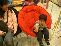 展示品の椅子に座ってご満悦.一応ちゃんと座っていいってかいてあったんです.