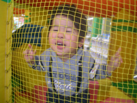 ボールハウスで今日もノリノリ♪網に顔を押しつけて変な顔!