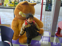 レンタルビデオ店でマイケルとハイポーズ!