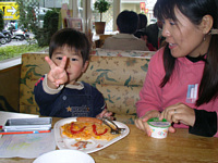 大好きなミートスパにご機嫌でピース!スパゲティも笑ってるね.