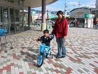 得意そうな顔してるけど,親達は必死にハンドルなどを押さえて大変です(^_^;)