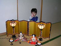 もっと高いところに飾りたいのだが,りくが触りたいというので,あまり無茶もしないので畳に直で飾ってます.おひな様,おしりが冷たくてごめんね.