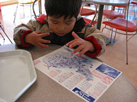 次はどれに乗ろうかな?食堂で休憩中真剣に悩むりく.