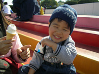 ソフトクリームをわざとあごやほっぺにつけて汚いといわれるのを喜んでる悪戯小僧.お腹の赤ちゃんがとほほと言ってます(^_^;)