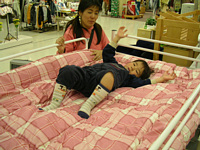 売り場の2段ベッドですっかりリラックスするりく.ちょっと家には大きすぎて買ってあげられないよ.