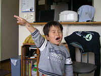 これがりくお得意の気絶顔.お笑いコンビ・レギュラーのまねです.