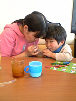 ココスで仲良くジュースを飲む二人.風邪とは思えないほど元気なのだ.