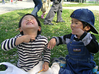 ふざけてはしゃぐ二人.楽しそう♪