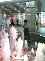夏でも冬でもこの噴水でびちょびちょになるまで遊ぶのは決まり.