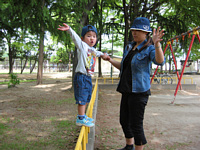 本庄公園では遊具で遊んでるより,うろうろ周りを散歩してる時間が多かったよ.