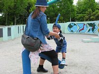 どう遊ぶかよく分からない遊具でビヨンビヨンって遊んでます.