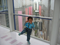 キャナルガーデンの渡り廊下でご機嫌のポーズ!