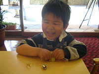 ボールすくいでもらったボールで超ご機嫌.でもスーパーボールって結構いっぱいもうもってるんですけど...