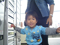 八木駅の新聞販売機はとうちゃんの会社が作ったものだったよ.自慢げな息子?