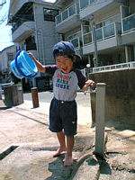 公園の水のみ場で水遊び♪気持ちいい!