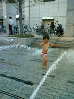 市役所前の噴水広場でパンツ一丁で水遊び.気温は30度越えてたから,道行く人がうらやましそうに見てたよ.