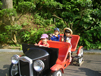 帰り際出口の自転車で,3人でハイピース!3人がなかなか同じ方向を向いてくれなくて撮影は大変でした.