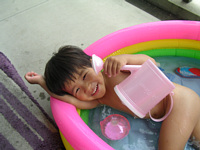 今年初のベランダプールです!大喜びのりく.