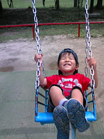 ブランコ乗っていい笑顔でしょ?