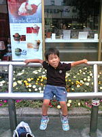 天王寺駅前で休むと言ってベンチに座ってるりく.それって休めてるの?