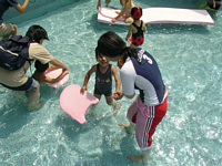 先生の手をもって離さないで独り占めして遊ぶりく.いつでもどこでもこうなんです.