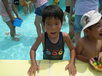 変な顔で水から上がってきた所.