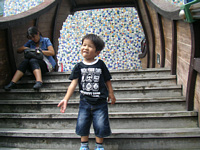 日差しのきつい船の上で,元気に走り回って大はしゃぎでジェットコースター見物.気持ちが分からない...