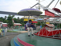 続けて2回も乗ったのに,まだ乗る〜といってチチを困らせていました.