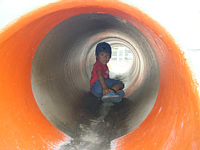 公園のトンネルの中でおばけの顔.