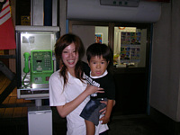 大のお気に入りの美人のお姉さんとツーショット写真をとることに成功!ラッキー♪