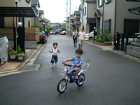 きみ君はコマ無しの自転車に上手に乗れててかっこよかったよ.一生懸命走って追いかけるりく.