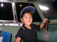 やっぱり運転手って男の子の憧れだよね.帽子をかぶっているのは運転手になりきってるためです.