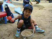 プールの後は園庭で思う存分遊ぶのだ.疲れを知らない子供達.