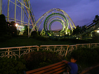 ナイターのスクリューコースターはきれいだね.